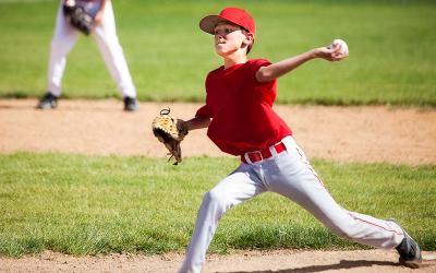 青少年和青少年投掷者:避免投掷时肘部疼痛的提示